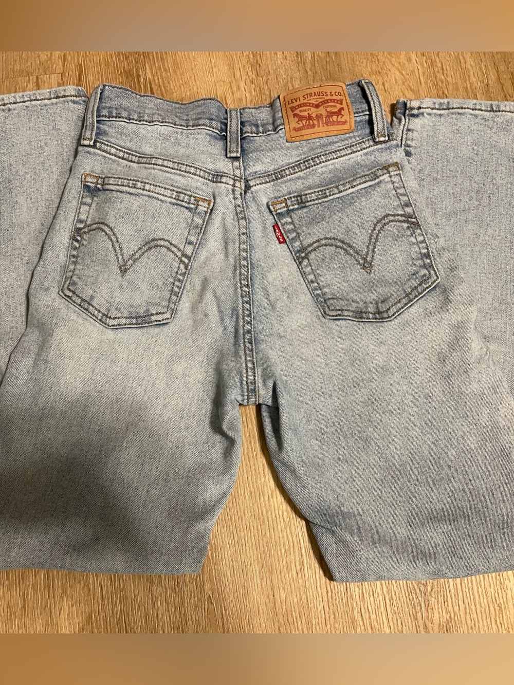 Levi's Men's Light Wash Blue Relaxed Jeans